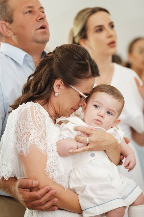 primeiro sacramento do bebê fotografia

registro do batizado do bebê

memórias do batizado da família

dia do batismo do bebê fotos

fotografia da bênção do bebê na igreja'