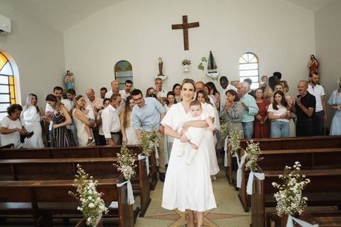 primeiro sacramento do bebê fotografia

registro do batizado do bebê

memórias do batizado da família

dia do batismo do bebê fotos

fotografia da bênção do bebê na igreja'