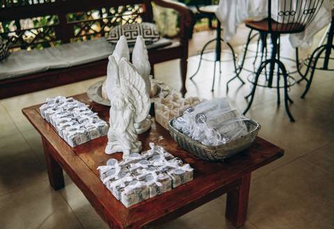 primeiro sacramento do bebê fotografia

registro do batizado do bebê

memórias do batizado da família

dia do batismo do bebê fotos

fotografia da bênção do bebê na igreja'