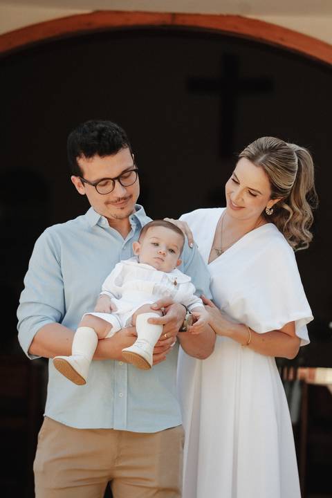 primeiro sacramento do bebê fotografia

registro do batizado do bebê

memórias do batizado da família

dia do batismo do bebê fotos

fotografia da bênção do bebê na igreja'