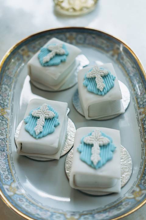 primeiro sacramento do bebê fotografia

registro do batizado do bebê

memórias do batizado da família

dia do batismo do bebê fotos

fotografia da bênção do bebê na igreja'