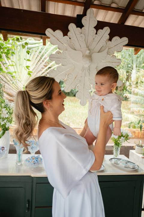 primeiro sacramento do bebê fotografia

registro do batizado do bebê

memórias do batizado da família

dia do batismo do bebê fotos

fotografia da bênção do bebê na igreja'