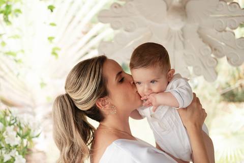 primeiro sacramento do bebê fotografia

registro do batizado do bebê

memórias do batizado da família

dia do batismo do bebê fotos

fotografia da bênção do bebê na igreja'