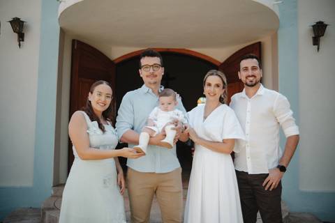 primeiro sacramento do bebê fotografia

registro do batizado do bebê

memórias do batizado da família

dia do batismo do bebê fotos

fotografia da bênção do bebê na igreja'