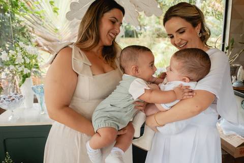 primeiro sacramento do bebê fotografia

registro do batizado do bebê

memórias do batizado da família

dia do batismo do bebê fotos

fotografia da bênção do bebê na igreja'