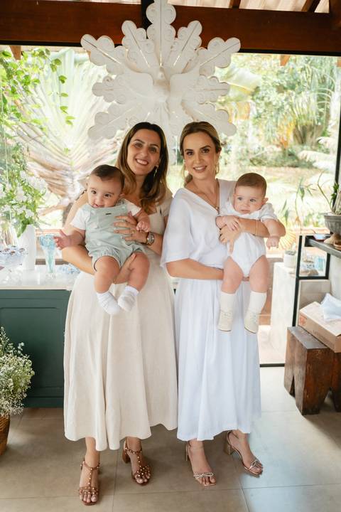 primeiro sacramento do bebê fotografia

registro do batizado do bebê

memórias do batizado da família

dia do batismo do bebê fotos

fotografia da bênção do bebê na igreja'