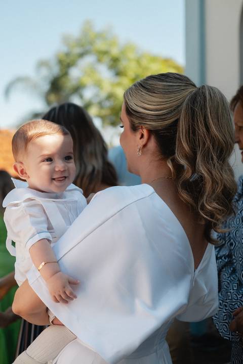 primeiro sacramento do bebê fotografia

registro do batizado do bebê

memórias do batizado da família

dia do batismo do bebê fotos

fotografia da bênção do bebê na igreja'