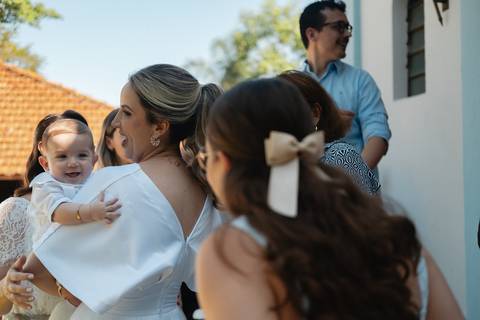 primeiro sacramento do bebê fotografia

registro do batizado do bebê

memórias do batizado da família

dia do batismo do bebê fotos

fotografia da bênção do bebê na igreja'