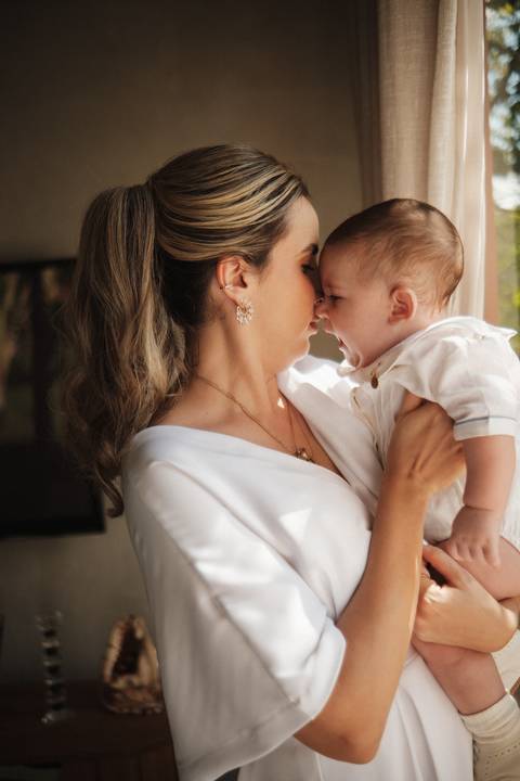 primeiro sacramento do bebê fotografia

registro do batizado do bebê

memórias do batizado da família

dia do batismo do bebê fotos

fotografia da bênção do bebê na igreja'