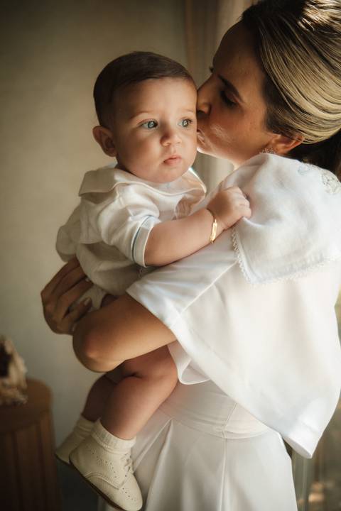 primeiro sacramento do bebê fotografia

registro do batizado do bebê

memórias do batizado da família

dia do batismo do bebê fotos

fotografia da bênção do bebê na igreja'