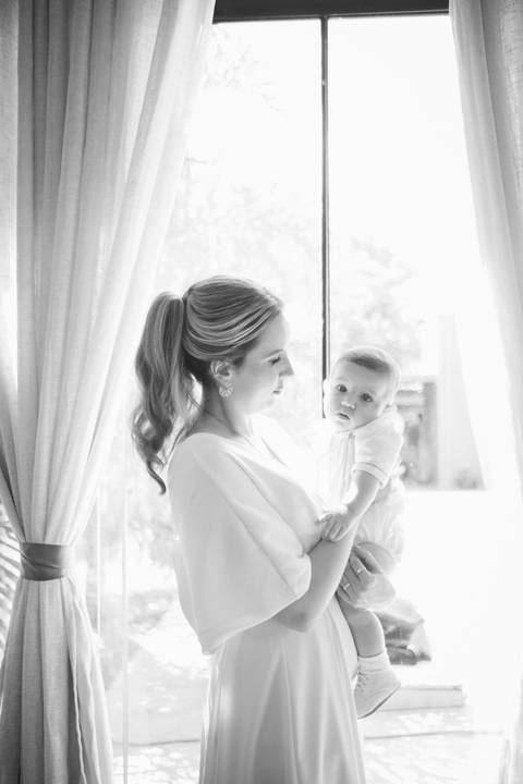 primeiro sacramento do bebê fotografia

registro do batizado do bebê

memórias do batizado da família

dia do batismo do bebê fotos

fotografia da bênção do bebê na igreja'