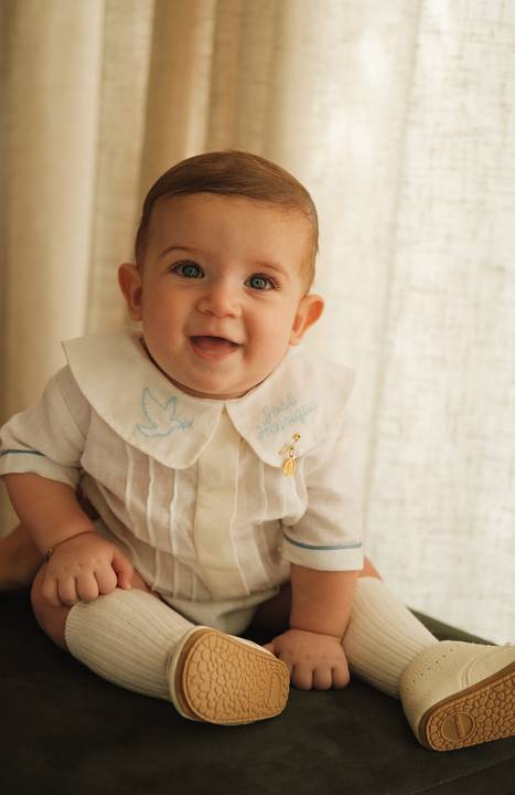 primeiro sacramento do bebê fotografia

registro do batizado do bebê

memórias do batizado da família

dia do batismo do bebê fotos

fotografia da bênção do bebê na igreja'