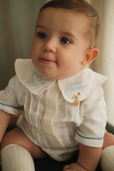 primeiro sacramento do bebê fotografia

registro do batizado do bebê

memórias do batizado da família

dia do batismo do bebê fotos

fotografia da bênção do bebê na igreja'