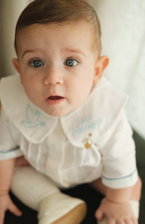 primeiro sacramento do bebê fotografia

registro do batizado do bebê

memórias do batizado da família

dia do batismo do bebê fotos

fotografia da bênção do bebê na igreja'