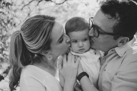 primeiro sacramento do bebê fotografia

registro do batizado do bebê

memórias do batizado da família

dia do batismo do bebê fotos

fotografia da bênção do bebê na igreja'