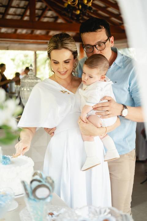 primeiro sacramento do bebê fotografia

registro do batizado do bebê

memórias do batizado da família

dia do batismo do bebê fotos

fotografia da bênção do bebê na igreja'