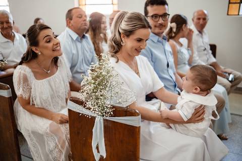 primeiro sacramento do bebê fotografia

registro do batizado do bebê

memórias do batizado da família

dia do batismo do bebê fotos

fotografia da bênção do bebê na igreja'