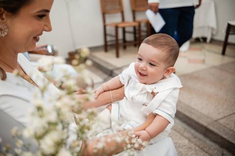 primeiro sacramento do bebê fotografia

registro do batizado do bebê

memórias do batizado da família

dia do batismo do bebê fotos

fotografia da bênção do bebê na igreja'