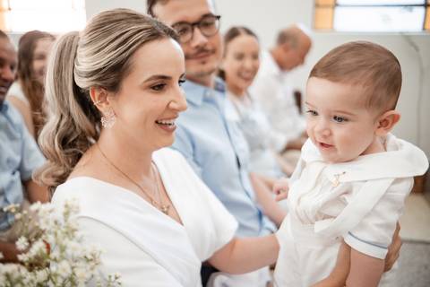 primeiro sacramento do bebê fotografia

registro do batizado do bebê

memórias do batizado da família

dia do batismo do bebê fotos

fotografia da bênção do bebê na igreja'