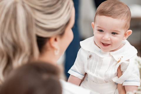 primeiro sacramento do bebê fotografia

registro do batizado do bebê

memórias do batizado da família

dia do batismo do bebê fotos

fotografia da bênção do bebê na igreja'