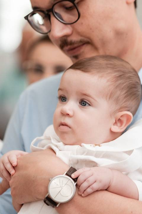 primeiro sacramento do bebê fotografia

registro do batizado do bebê

memórias do batizado da família

dia do batismo do bebê fotos

fotografia da bênção do bebê na igreja'