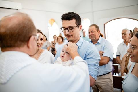 primeiro sacramento do bebê fotografia

registro do batizado do bebê

memórias do batizado da família

dia do batismo do bebê fotos

fotografia da bênção do bebê na igreja'