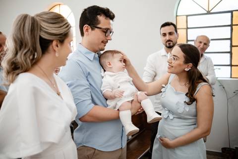 primeiro sacramento do bebê fotografia

registro do batizado do bebê

memórias do batizado da família

dia do batismo do bebê fotos

fotografia da bênção do bebê na igreja'