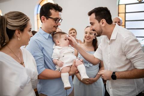 primeiro sacramento do bebê fotografia

registro do batizado do bebê

memórias do batizado da família

dia do batismo do bebê fotos

fotografia da bênção do bebê na igreja'