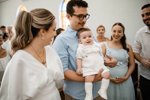 primeiro sacramento do bebê fotografia

registro do batizado do bebê

memórias do batizado da família

dia do batismo do bebê fotos

fotografia da bênção do bebê na igreja'