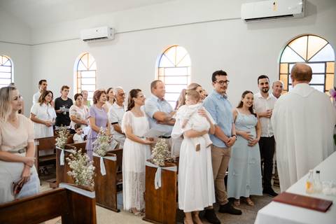 primeiro sacramento do bebê fotografia

registro do batizado do bebê

memórias do batizado da família

dia do batismo do bebê fotos

fotografia da bênção do bebê na igreja'