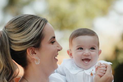 primeiro sacramento do bebê fotografia

registro do batizado do bebê

memórias do batizado da família

dia do batismo do bebê fotos

fotografia da bênção do bebê na igreja'