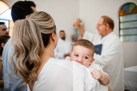 primeiro sacramento do bebê fotografia

registro do batizado do bebê

memórias do batizado da família

dia do batismo do bebê fotos

fotografia da bênção do bebê na igreja'