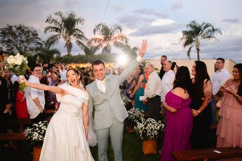 decoração casamento chácara
noivos apaixonados casamento
ensaio dos noivos casamento real
casamento elegante ao ar livre
fotografia de casamento presidente prudente
casamento emocionante no campo
noiva elegante 2026
fornecedores casamento chácara veneza'