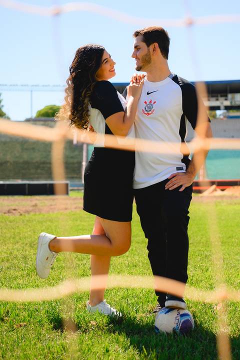 ensaio pre wedding em Presidente Prudente
fotógrafo de casamento Presidente Prudente
pre wedding no Prudentão
ensaio de casal no estádio Prudentão
fotos de casal em estádio de futebol'