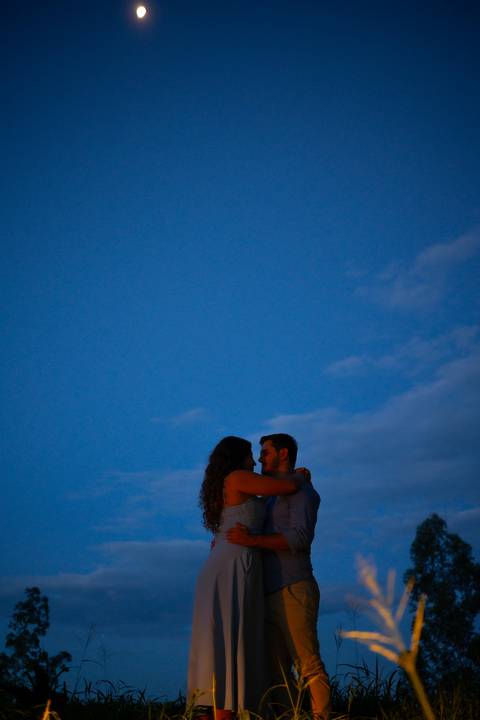 ensaio elegante com vestido branco
ensaio de casal cinematográfico
pôr do sol em Presidente Prudente'