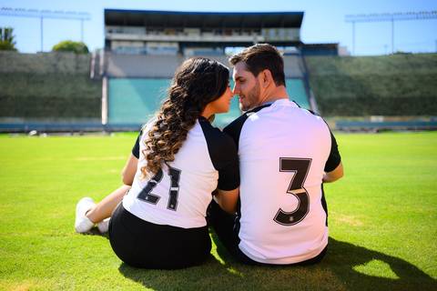 ensaio pre wedding em Presidente Prudente
fotógrafo de casamento Presidente Prudente
pre wedding no Prudentão
ensaio de casal no estádio Prudentão
fotos de casal em estádio de futebol'