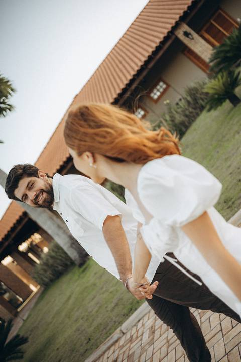ensaio pré wedding moderno
ensaio de casal apaixonado
fotos emocionantes de casal
fotógrafo de casamento no interior de SP'