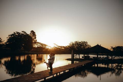 pre wedding ao pôr do sol
ensaio de casal no lago
ensaio em capela
fotos de casal na fazenda
ensaio pré wedding elegante
ensaio de noivos ao ar livre
fotografia de casamento no interior'
