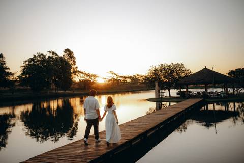 pre wedding ao pôr do sol
ensaio de casal no lago
ensaio em capela
fotos de casal na fazenda
ensaio pré wedding elegante
ensaio de noivos ao ar livre
fotografia de casamento no interior'