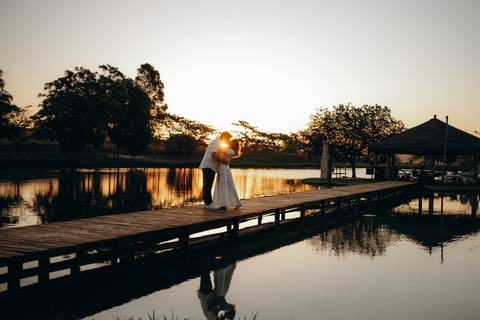 pre wedding ao pôr do sol
ensaio de casal no lago
ensaio em capela
fotos de casal na fazenda
ensaio pré wedding elegante
ensaio de noivos ao ar livre
fotografia de casamento no interior'