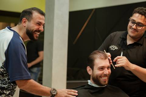 dia do noivo;
making of do noivo;
preparação do noivo;
bastidores do noivo;
emoções do noivo antes da cerimônia;
noivo se arrumando para o casamento.'
