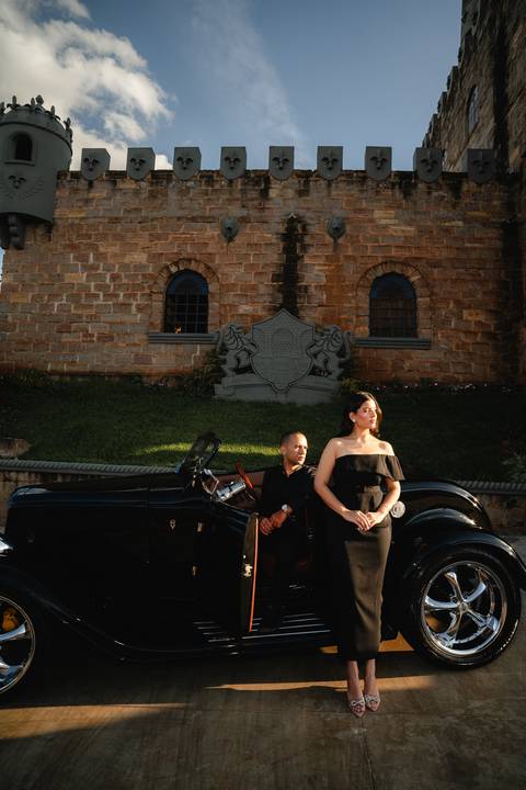 ensaio de casal com carro antigo
pré-wedding com carro antigo
ensaio vintage
ensaio clássico de casal
fotografia com carro antigo
pré-wedding vintage'