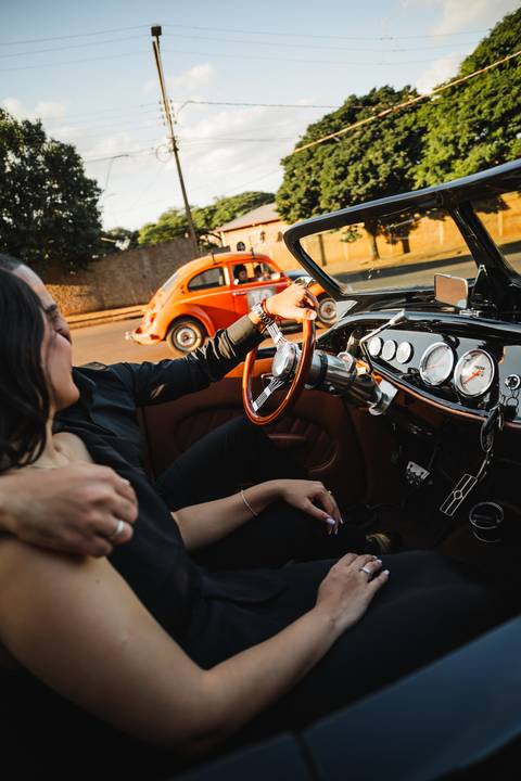 ensaio de casal com carro antigo
pré-wedding com carro antigo
ensaio vintage
ensaio clássico de casal
fotografia com carro antigo
pré-wedding vintage'