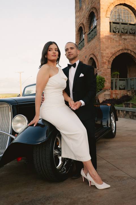 ensaio de casal com carro antigo
pré-wedding com carro antigo
ensaio vintage
ensaio clássico de casal
fotografia com carro antigo
pré-wedding vintage'