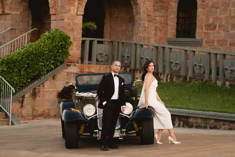 ensaio de casal com carro antigo
pré-wedding com carro antigo
ensaio vintage
ensaio clássico de casal
fotografia com carro antigo
pré-wedding vintage'