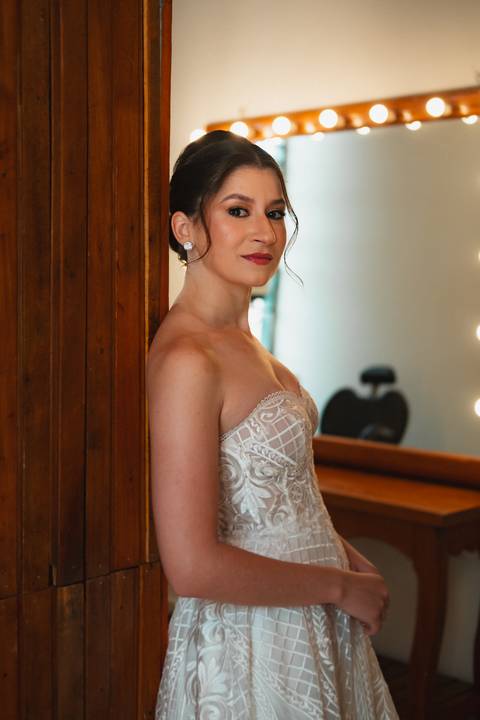 Making of da noiva Júlia
Preparativos da noiva
Noiva se arrumando para o casamento
Fotografia de making of de casamento
Vestido de noiva boho chic
Detalhes do vestido de noiva
Retratos da noiva
Emoção antes do casamento
Fotógrafo de casamento em President'