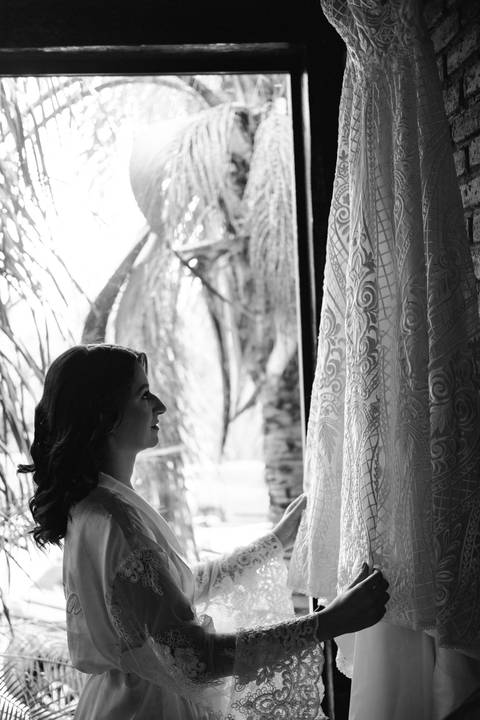 Making of da noiva Júlia
Preparativos da noiva
Noiva se arrumando para o casamento
Fotografia de making of de casamento
Vestido de noiva boho chic
Detalhes do vestido de noiva
Retratos da noiva
Emoção antes do casamento
Fotógrafo de casamento em President'