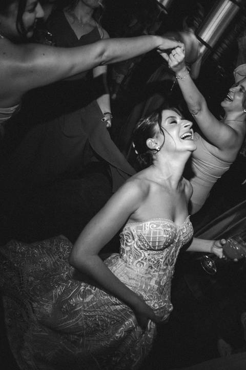 Fotos dos convidados do casamento



Família dos noivos



Abraços e emoções do casamento



Sorrisos espontâneos



Momentos especiais da festa



Fotografia documental de eventos



Memórias do casamento'