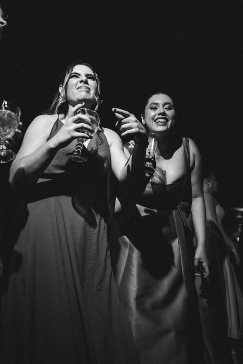 Fotos dos convidados do casamento



Família dos noivos



Abraços e emoções do casamento



Sorrisos espontâneos



Momentos especiais da festa



Fotografia documental de eventos



Memórias do casamento'