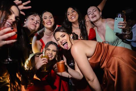Fotos dos convidados do casamento



Família dos noivos



Abraços e emoções do casamento



Sorrisos espontâneos



Momentos especiais da festa



Fotografia documental de eventos



Memórias do casamento'